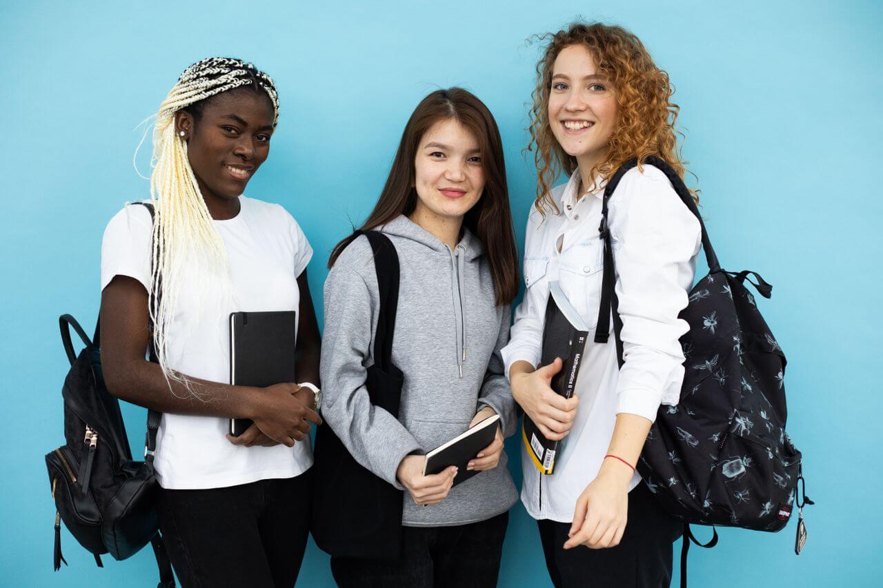 Geschiedenis van de schooltas in Nederland: van studiecontainer tot Eastpak